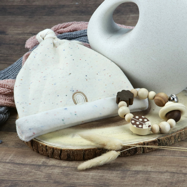 Baby-Mütze mit Regenbogen-Applikation (Bio-Qualität)
